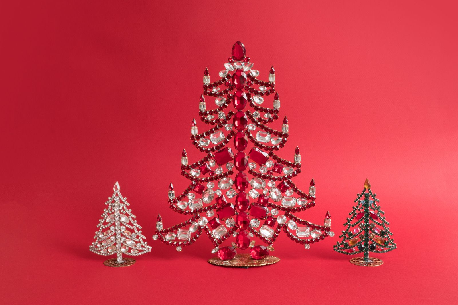 A photo of Gablonzer Christmas trees on a red background