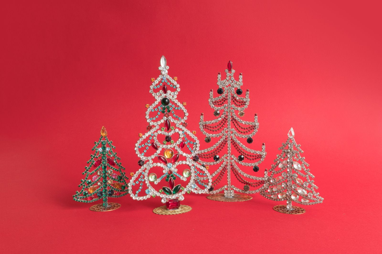 A photo of Gablonzer Christmas trees on a red background