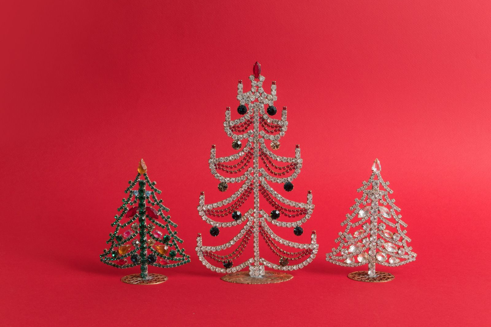 A photo of Gablonzer Christmas trees on a red background